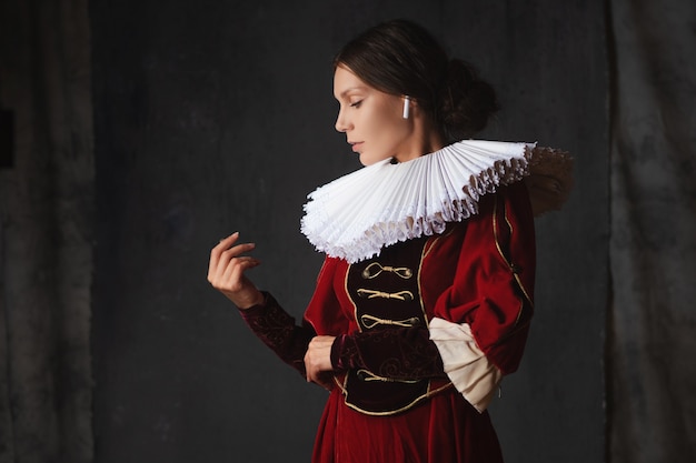 Studiuj historię sztuki z audioprzewodnikiem młoda kobieta w średniowiecznym kołnierzu