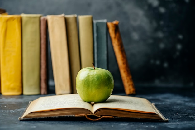 Studium książki wykształcone. Tło biblioteki i słownika. Studiowanie studentów na uniwersytetach i uczelniach wyższych, uczniów w szkole i koncepcji kształcenia na odległość w domu