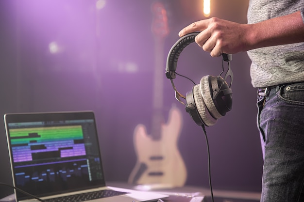 Studyjne Słuchawki Audio Do Nagrywania Dźwięku W Męskich Rękach W Studio Muzycznym