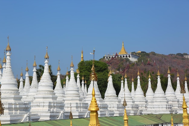 Stupa leśna pagoda i wzgórze Mandalay