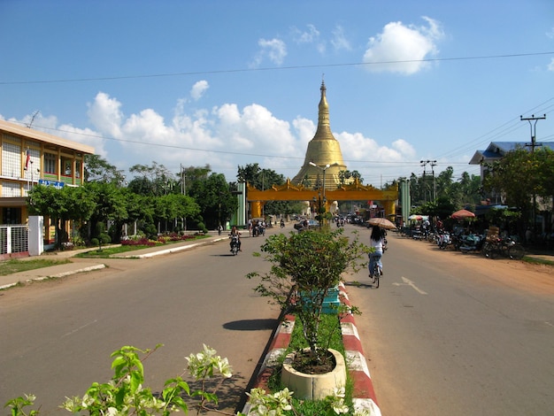 Stupa na ulicy w mieście Bago Myanmar