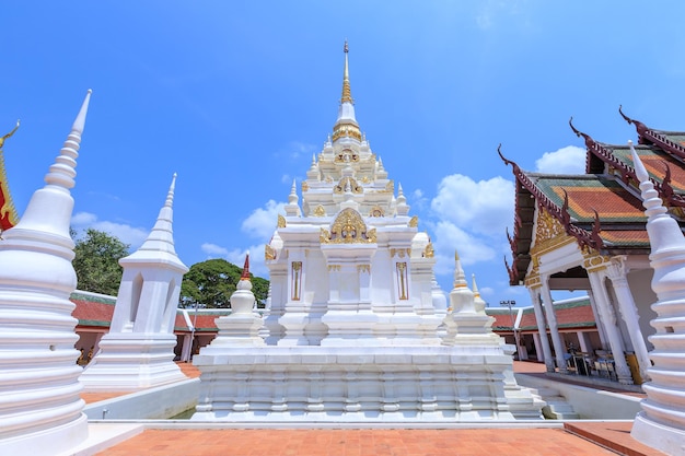 Stupa pagody reliktów Buddy w Wat Phra Borommathat Chaiya Worawihan Surat Thani