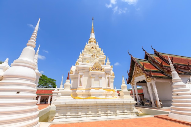 Stupa pagody reliktów Buddy w Wat Phra Borommathat Chaiya Worawihan Surat Thani