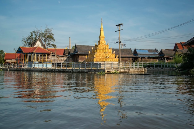 Stupa przy rzece w mieście Amphawa w prowincji Samut Songkhram w Tajlandii Tajlandia Amphawa listopad