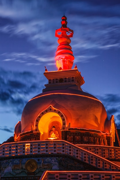 Stupa Shanti oświetlona w wieczornym zmierzchu. Leh, Ladakh