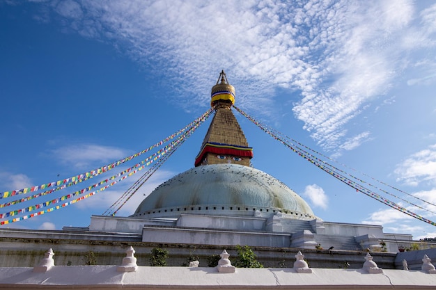 Stupa stupy boudhanath jest otoczona błękitnym niebem.