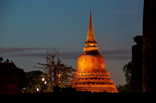 Stupa w świątyni Wat Mahathat w Parku Historycznym w Sukhothai