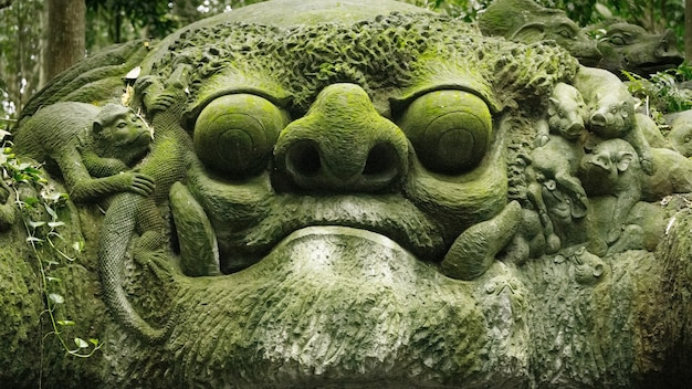 Stutue Of Face W Sacred Monkey Forest, Ubud, Bali, Indonezja