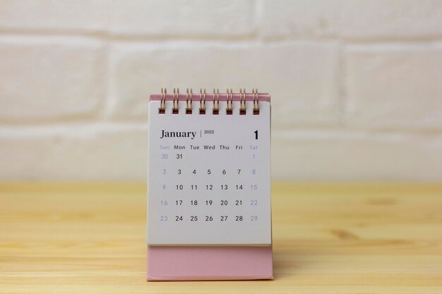 Styczeń 2022 w kalendarzach.Kalendarz na nowy rok na pulpicie.