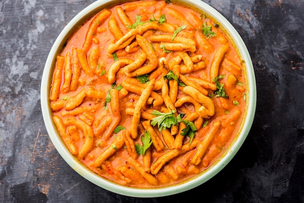 Styl Dhaba Sev bhaji, sabzi, curry z pomidorowego curry z gathiya lub ganthia shev, podawane w misce lub karahi, selektywne skupienie