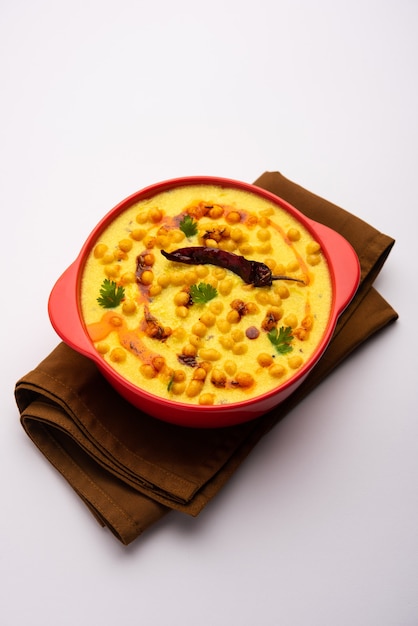 Styl pendżabski Dahi Boondi Kadhi lub kadi lub curry