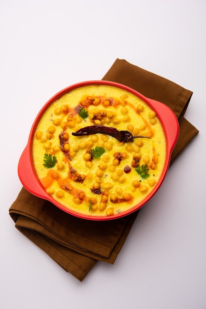 Styl pendżabski Dahi Boondi Kadhi lub kadi lub curry