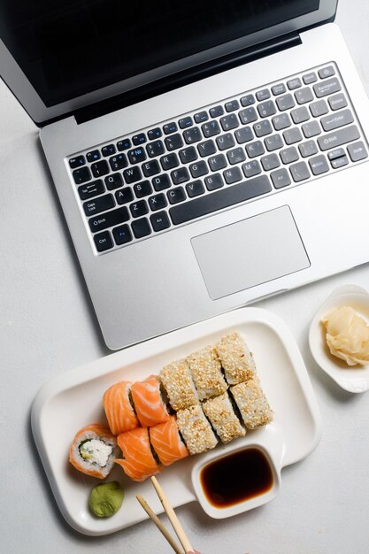 Zdjęcie styl życia blogera żywności. sieci społecznościowe i koncepcja nowoczesnej technologii