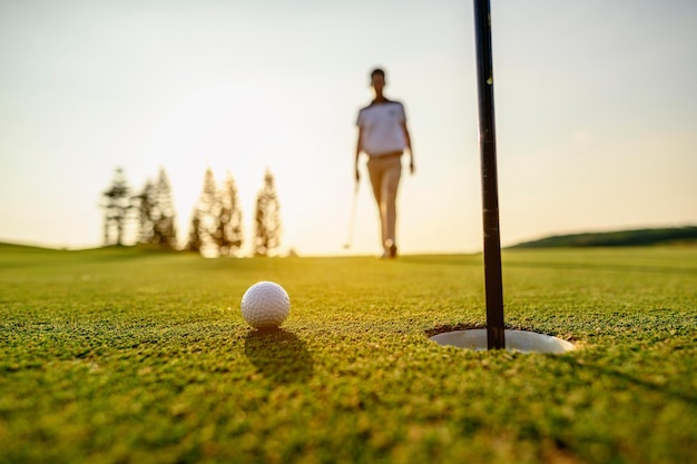 Styl życia, Golf, Aktywność, Outdoor, Sport, Koncepcja Golfisty. Piłki Golfowe, Które Będą Dziurawe Przez Golfistów Na Zielonym Polu Golfowym O Zachodzie Słońca.