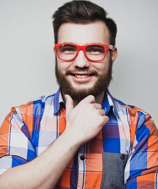 Styl życia i koncepcja ludzi Zbliżenie uśmiechnięty mężczyzna noszący okulary