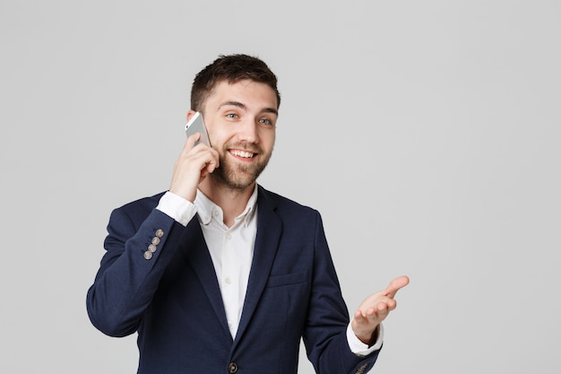 Styl życia I Koncepcji Biznesowych - Portret Przystojny Biznesmen Cieszyć Się Rozmawiać Z Telefonu Komórkowego. Izolowane Białe Tło. Skopiuj Miejsce.