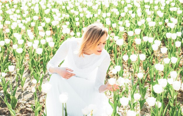 Styl życia kobiety czują się dobrze odpoczywają i cieszą się wolnością na naturalnej farmie tulipanów