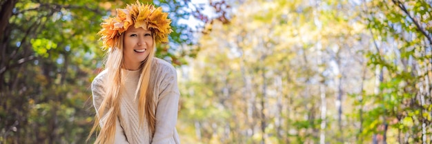 Zdjęcie styl życia na świeżym powietrzu portret uroczej blond młodej kobiety noszącej wieniec jesieni