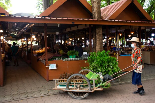 Zdjęcie styl życia straganiarza sprzedaż lokalnych produktów jedzenie na bazarze phra non uliczny targ dla tajów podróżnik podróżuje odwiedzić zakupy i zjeść drinka w sing buri 28 maja 2023 r. w singburi tajlandia
