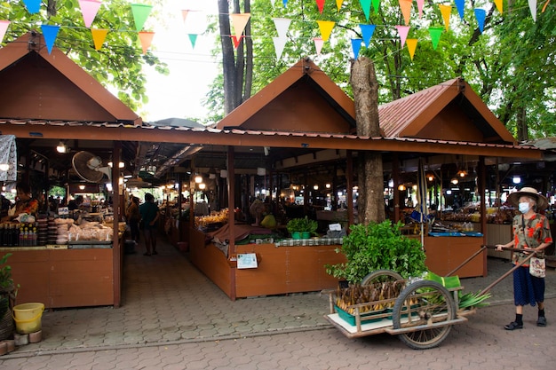 Zdjęcie styl życia straganu straganów tradycyjni tajowie sprzedają lokalne produkty jedzenie na bazarze ulicznym dla podróżnych podróżujących odwiedzają i jedzą drinka w sing buri 28 maja 2023 r. w singburi tajlandia