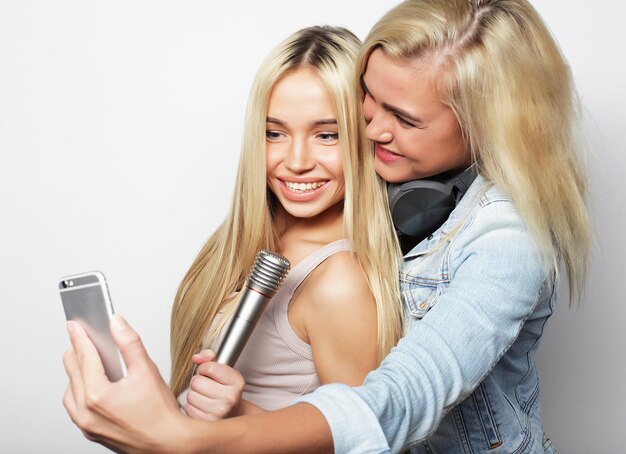 Styl życia szczęście emocjonalne i koncepcja ludzi dwie hipsterskie dziewczyny robiące zdjęcie Szczęśliwe selfie