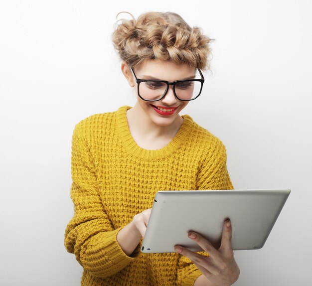 Styl życia, tehnology i koncepcja ludzi: Fhappy nastolatka w okularach z komputerem typu tablet pc