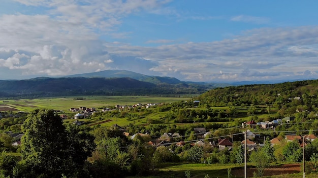 Styl życia w karpackiej wiosce na zielonej łące w górach w domach w pobliżu lasu w karpiach