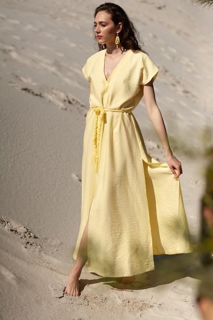 stylowa atrakcyjna szczupła uśmiechnięta kobieta na plaży w letnim stylu trend w modzie strój szczęśliwa zabawa