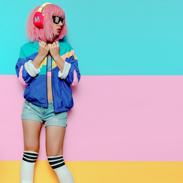 Zdjęcie stylowa dziewczyna dj. wibracje muzyczne. clubbing minimalny pop-art