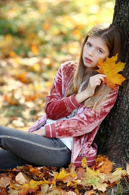 Stylowa Dziewczyna W Jesiennym Parku Opadłe Liście Jesienna Przyroda