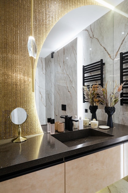 Zdjęcie stylowa i nowoczesna łazienka z dużym lustrem i oświetleniem