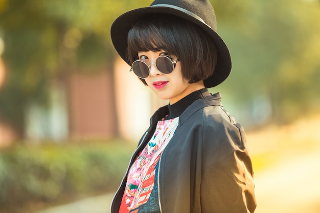 stylowa kobieta Azji pozowanie na miejskiej ulicy