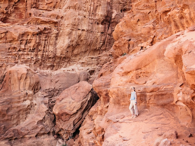 Stylowa kobieta i zabytki Wadi Rum