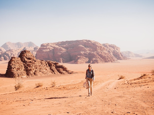 Stylowa kobieta i zabytki Wadi Rum