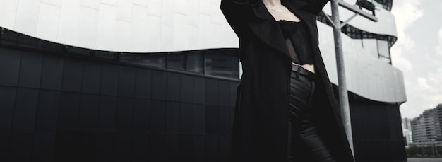 Stylowa kobieta w modnym czarnym płaszczu