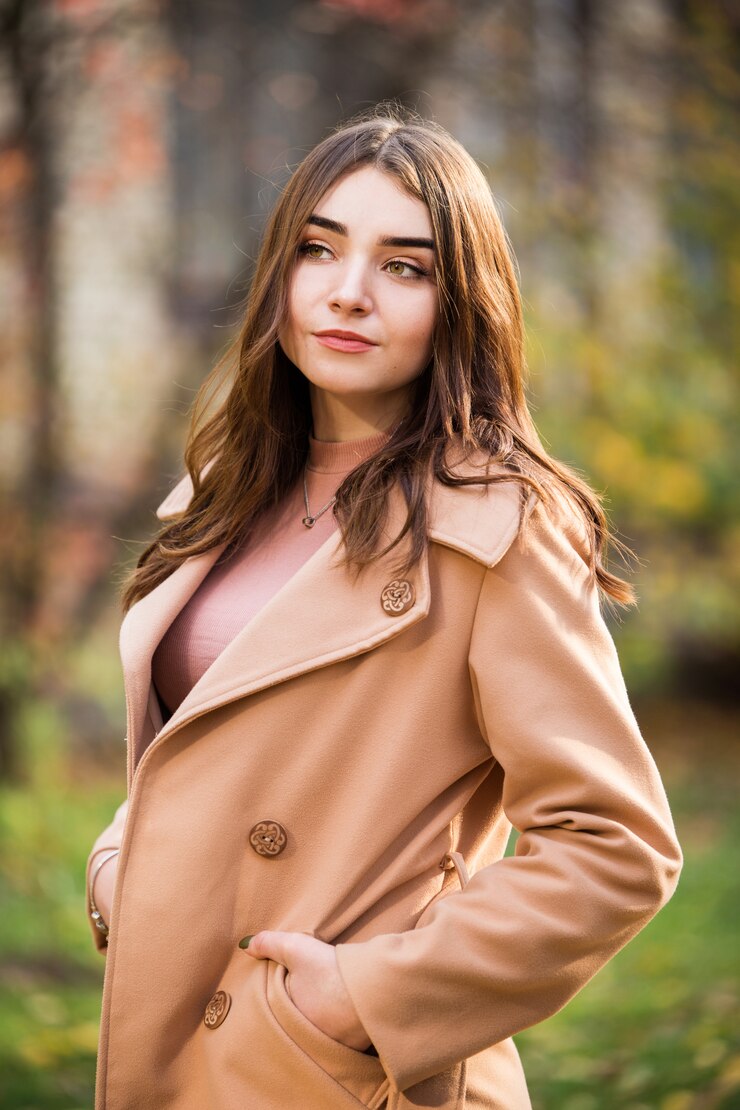 Zdjęcie stylowa kobieta w parku jesień