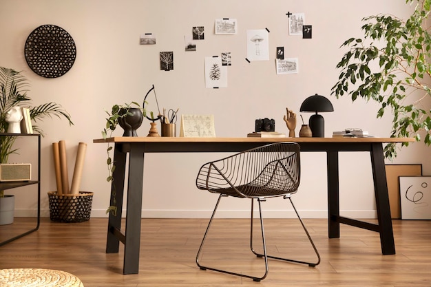 Stylowa kompozycja przytulnego wnętrza biurowego z metalowym krzesłem, drewnianym stołem, plakatem z roślinami i osobistymi akcesoriami, Szablon wystroju domu