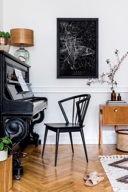 Stylowa koncepcja makiety mapy plakatowej z czarnym fortepianem, designerskim krzesłem, meblami, wiosennymi kwiatami, kaktusami, lampą stołową, dywanem i eleganckimi akcesoriami osobistymi w nowoczesnym wystroju domu.