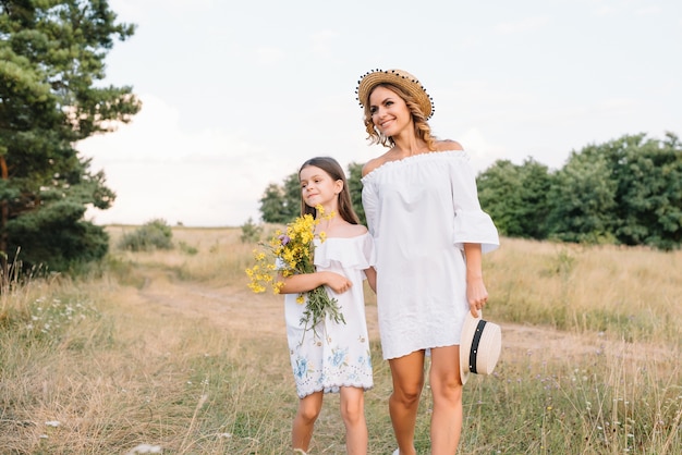 Stylowa matka i przystojna córka, zabawy na łonie natury