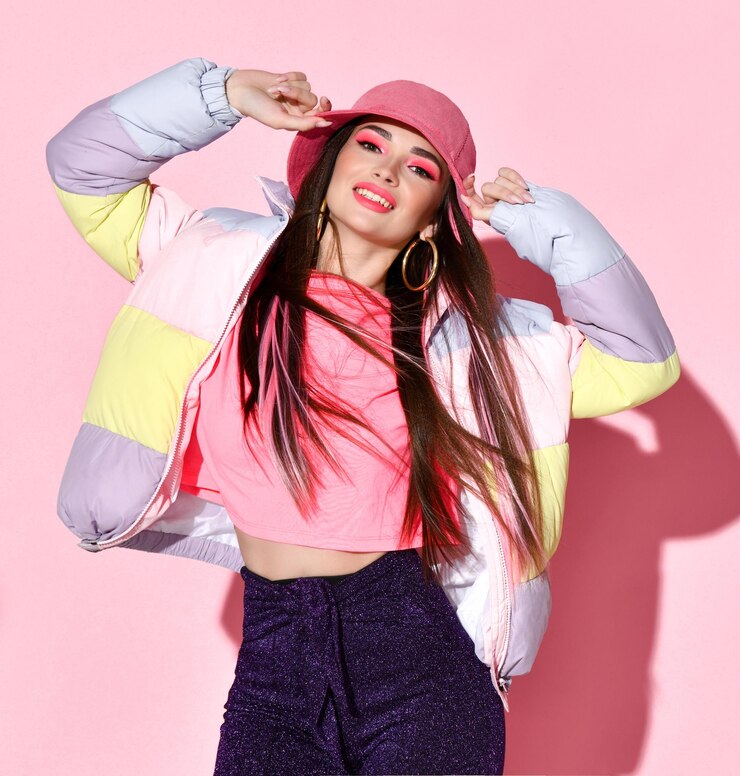 Zdjęcie stylowa nastolatka modelka pozuje do kamery portret studio urody na różowym tle wspaniała młoda kobieta w kurtce, koszulce i kapeluszu moda młodzieżowa i młodzieżowa