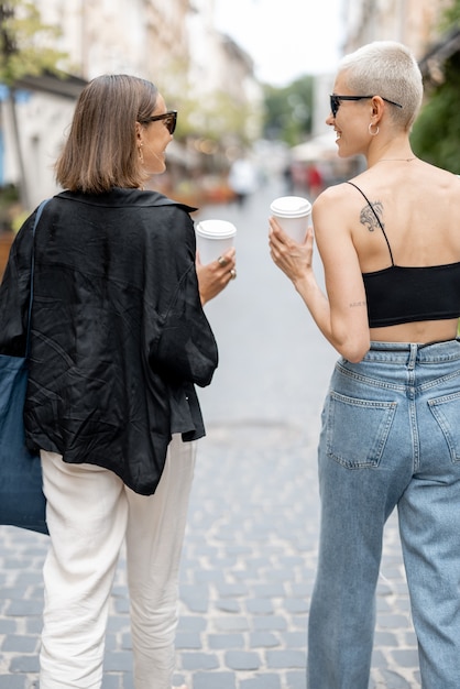 Stylowa para lesbijek spacerująca po ulicy?