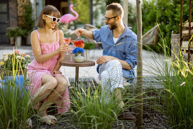 Stylowa para pije drinka na swoim podwórku