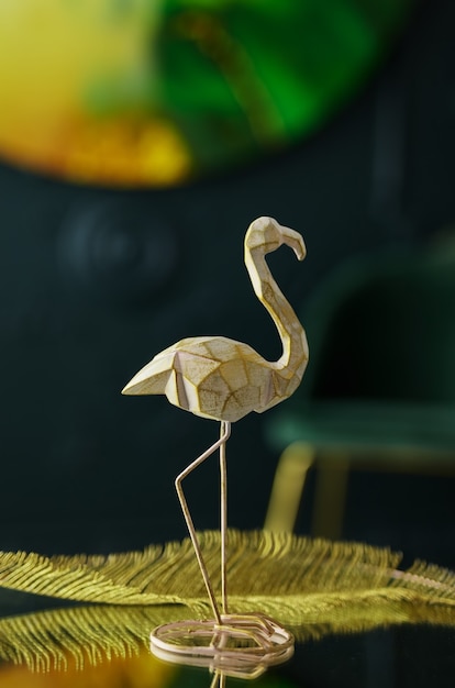 Stylowa Statuetka Flaminga I Dekor Na Lustrzanym Stoliku Kawowym W Secesyjnym Wnętrzu, W Kolorach Złotym I Ciemnozielonym. Nowoczesny Zielony Salon - Wystrój Domu
