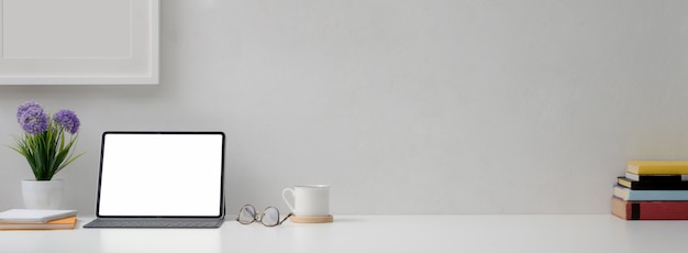 Zdjęcie stylowe biurko do domu z laptopem i filiżanką kawy