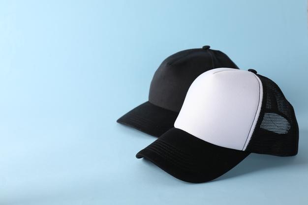 Stylowe czapki baseballowe na jasnoniebieskim tle Mockup do projektowania