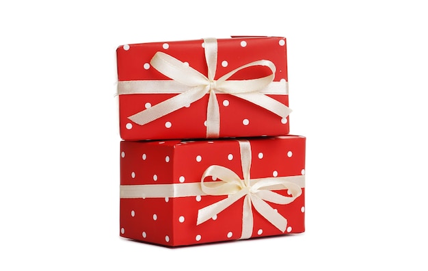 Stylowe czerwone pudełko na prezent świąteczny na białym tle