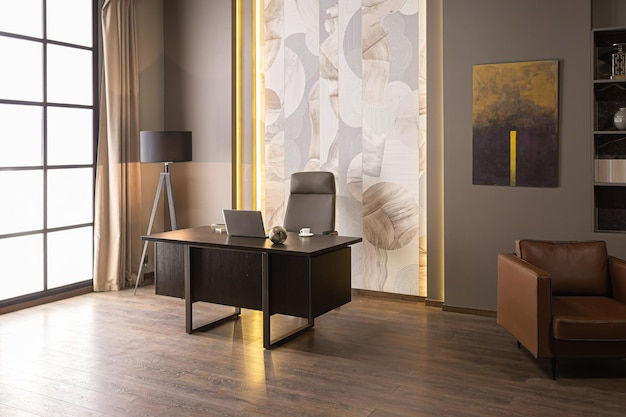 stylowe luksusowe wnętrze biura domowego w ultranowoczesnym brutalnym mieszkaniu w ciemnych kolorach i chłodnym oświetleniu led