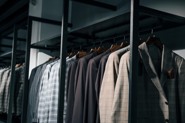 Stylowe nowe ubrania w nowoczesnym sklepie Eleganckie drogie ubrania dla mężczyzn