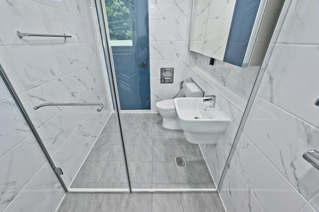 Stylowe nowoczesne wnętrze łazienki z płytkami Bianco