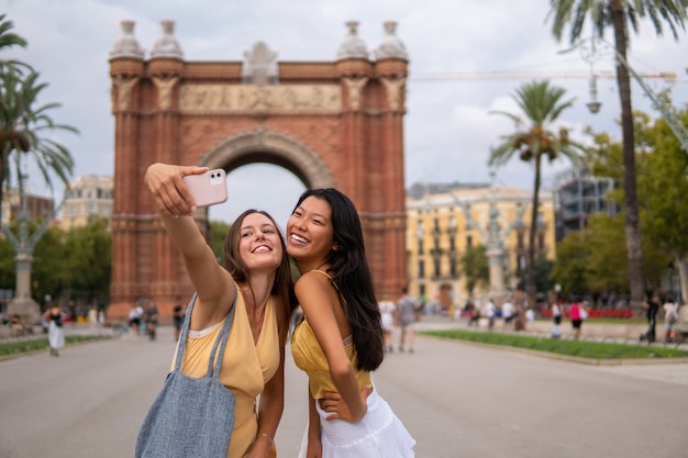 Stylowe Podróżniczki Robiące Selfie W Mieście